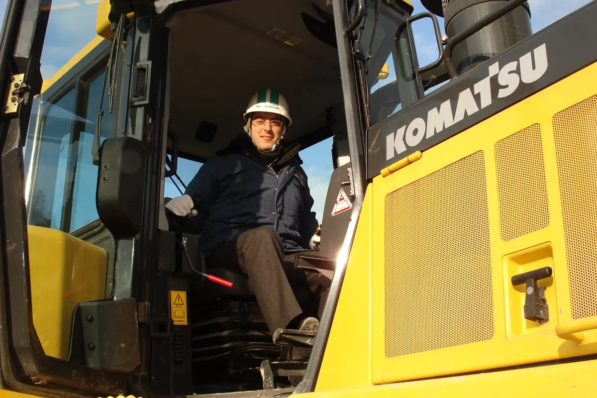 Christian von Baumbach in der Kabine einer Komatsu-Baumaschine im Komatsu Techno Center, Japan